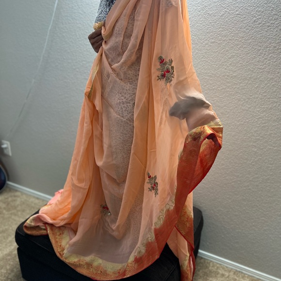 Saree with Blouse and Peticoat - Picture 4 of 6